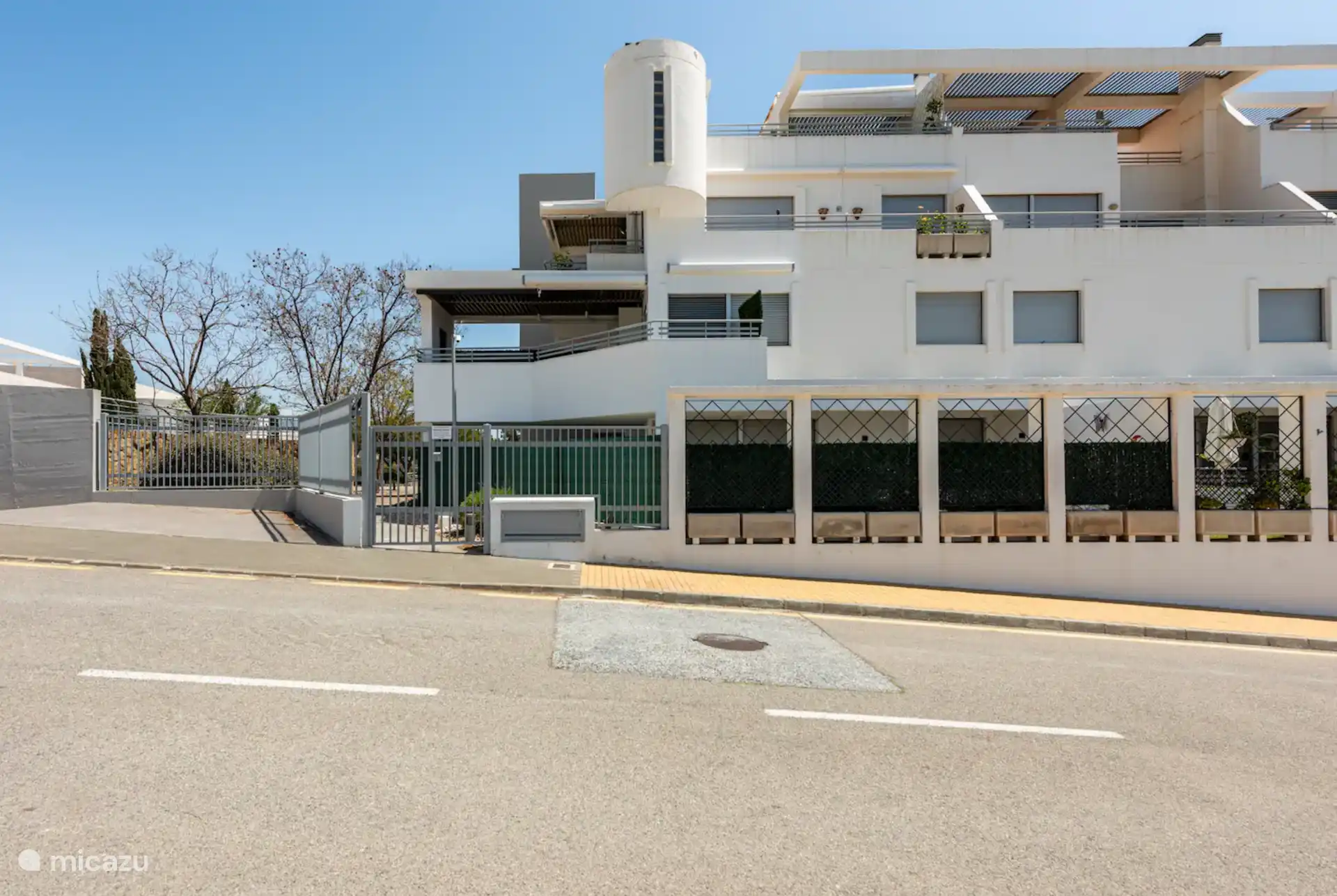 Porte d’accès au bloc 6, actionnable avec une balise ou un interphone via l’application. Équipé d’une surveillance par caméra 24 heures sur 24 pour plus de sécurité.