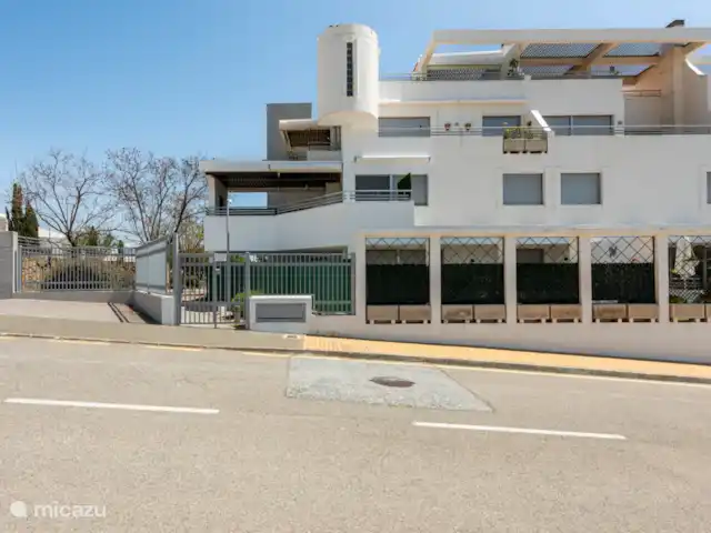 Location de Vacances Espagne, Costa del Sol, Mijas Costa, appartement - Sense-sol Porte d’accès au bloc 6, actionnable avec une balise ou un interphone via l’application. Équipé d’une surveillance par caméra 24 heures sur 24 pour plus de sécurité.