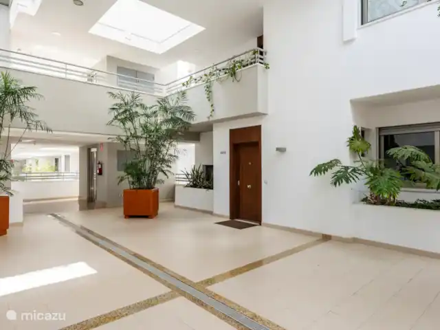 Location de Vacances Espagne, Costa del Sol, Mijas Costa, appartement - Sense-sol Hall d’arrivée avec porte d’entrée appartement 6009 et ascenseur du garage. Fenêtre de la cuisine à gauche, fenêtre de droite deuxième chambre. Pratique et clair.