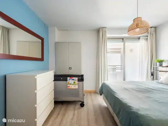 Location de Vacances Espagne, Costa del Sol, Mijas Costa, appartement - Sense-sol Chambre parentale avec lit double, commode et passage vers la terrasse. Option pour lit bébé de camping. Photo prise sous un angle différent. Ameublement confortable et pratique.