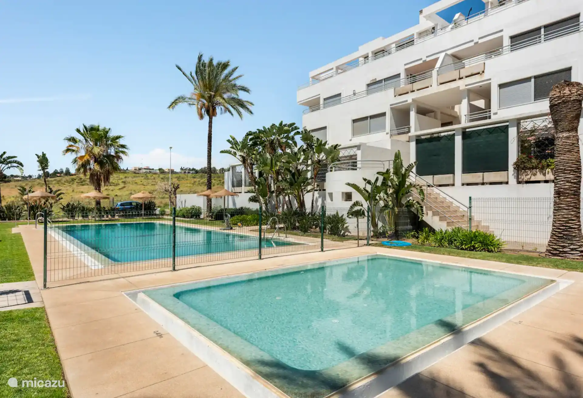 Deuxième piscine à 200 m de l’appartement. Profondeur 1,1 m à 2,4 m, avec bassin séparé pour bébé (0,4 m). Clôturé, accès par balise, avec solarium, parasols fixes et transats.