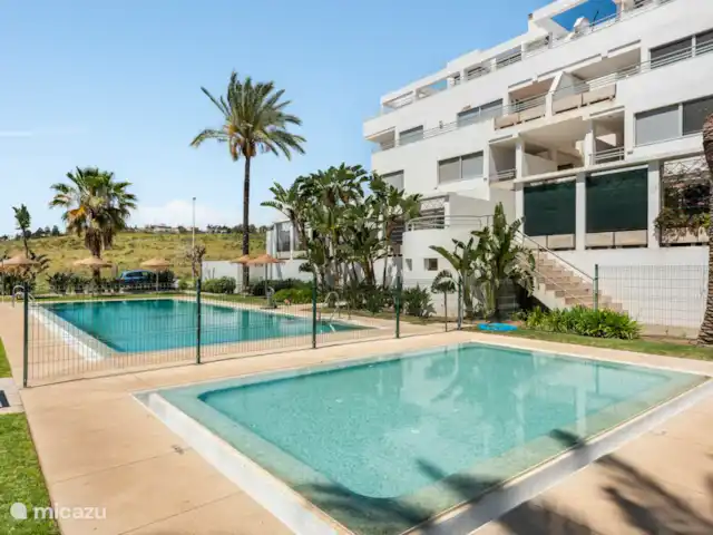 Location de Vacances Espagne, Costa del Sol, Mijas Costa, appartement - Sense-sol Deuxième piscine à 200 m de l’appartement. Profondeur 1,1 m à 2,4 m, avec bassin séparé pour bébé (0,4 m). Clôturé, accès par balise, avec solarium, parasols fixes et transats.
