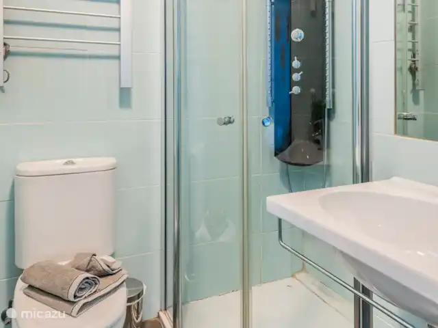Location de Vacances Espagne, Costa del Sol, Mijas Costa, appartement - Sense-sol Deuxième salle de bain (attenante).
Salle de bains compacte avec lavabo, toilettes, massage et douche à effet pluie. Pratique et élégant.