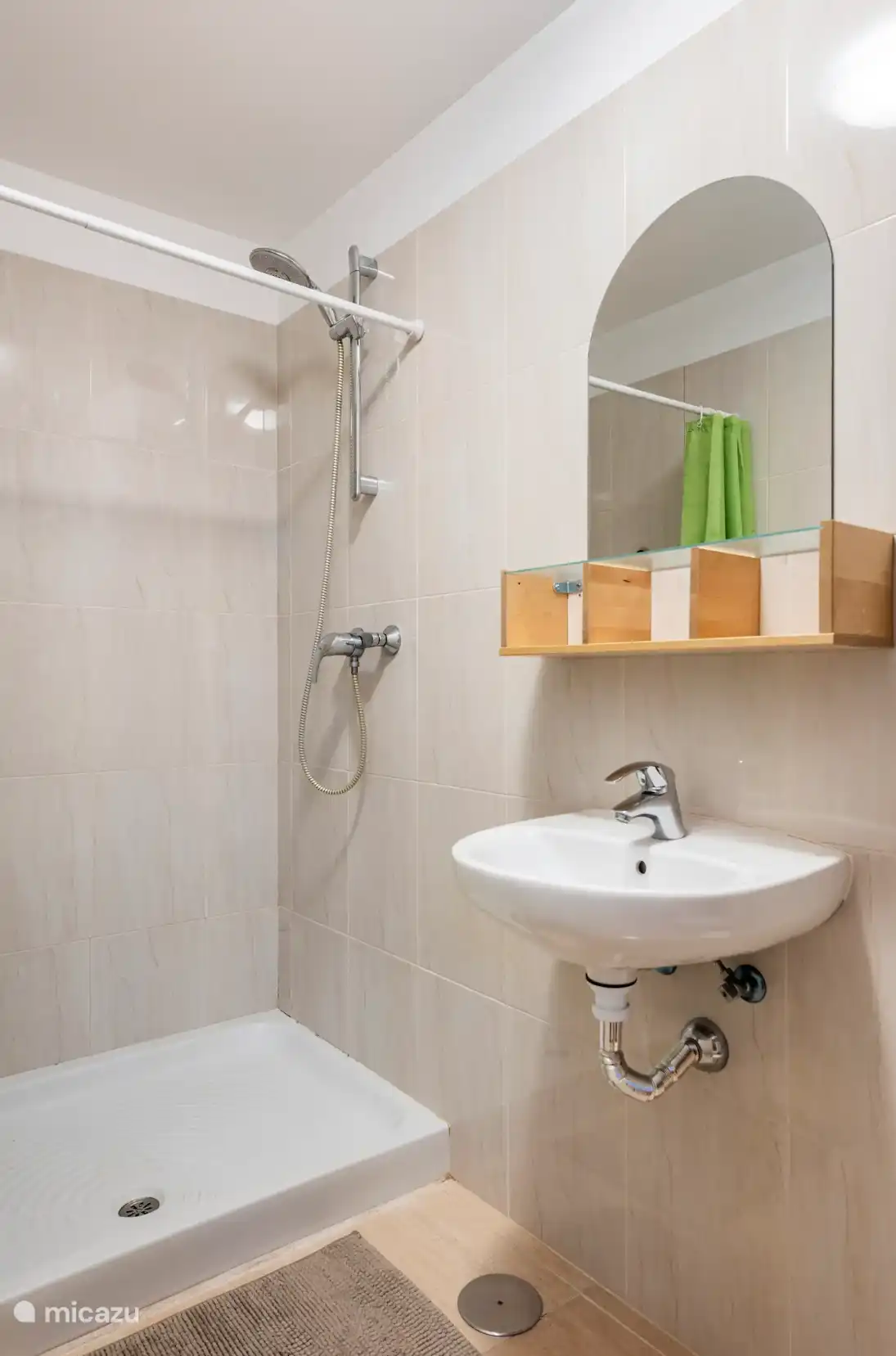 Troisième salle de bain (attenante)
Salle de bains avec lavabo, toilettes et douche spacieuse. Moderne et fonctionnel.