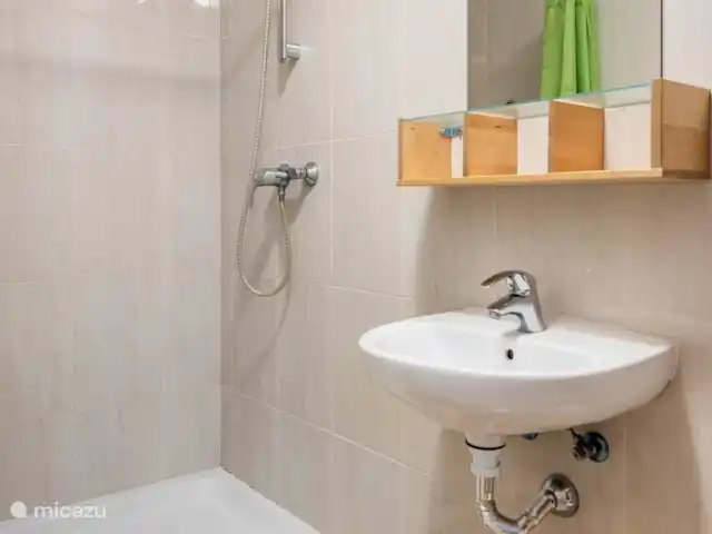 Location de Vacances Espagne, Costa del Sol, Mijas Costa, appartement - Sense-sol Troisième salle de bain (attenante)
Salle de bains avec lavabo, toilettes et douche spacieuse. Moderne et fonctionnel.
