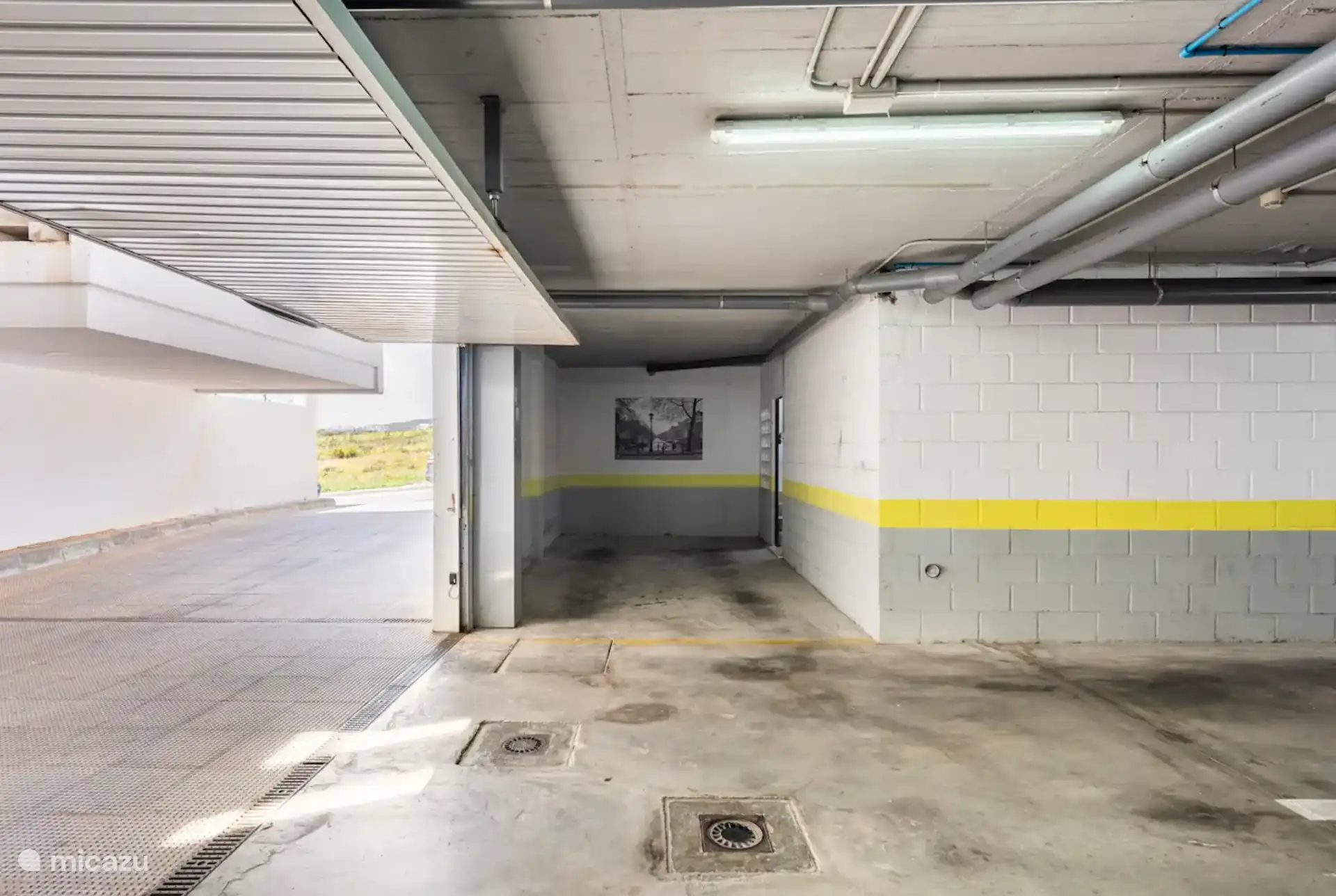 Place de parking privée sous l’appartement avec passage direct et privé vers la troisième chambre et la terrasse. Pratique, sûr et confortable.