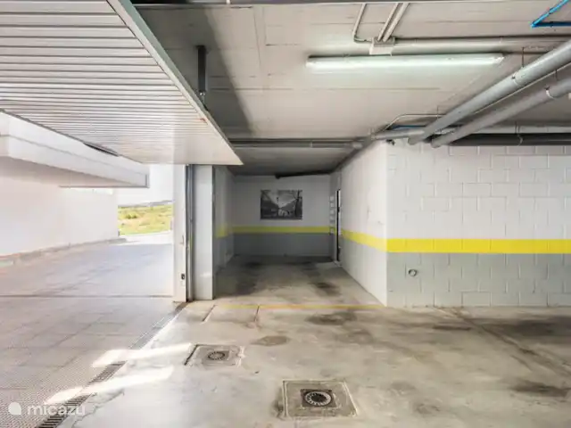 Location de Vacances Espagne, Costa del Sol, Mijas Costa, appartement - Sense-sol Place de parking privée sous l’appartement avec passage direct et privé vers la troisième chambre et la terrasse. Pratique, sûr et confortable.