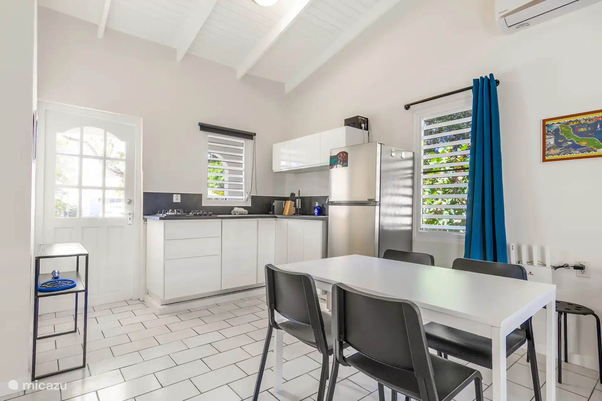 Una mesa de comedor para disfrutar del desayuno juntos