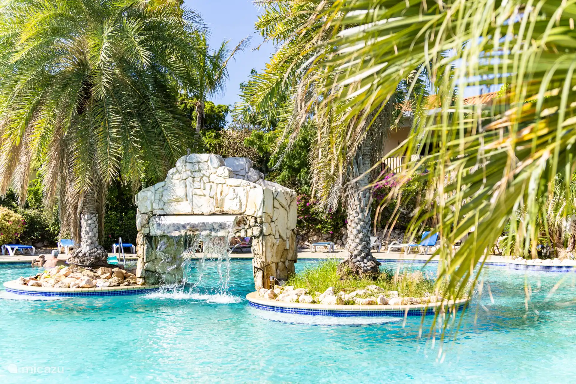 Hermosa piscina tropical