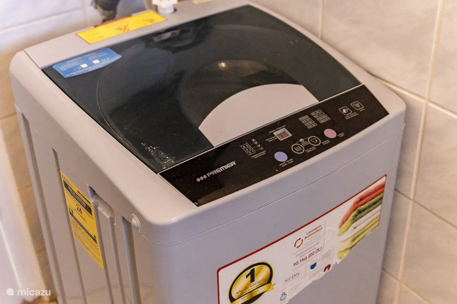 ¿Lavar la ropa? No hay problema, hay una lavadora en el baño.