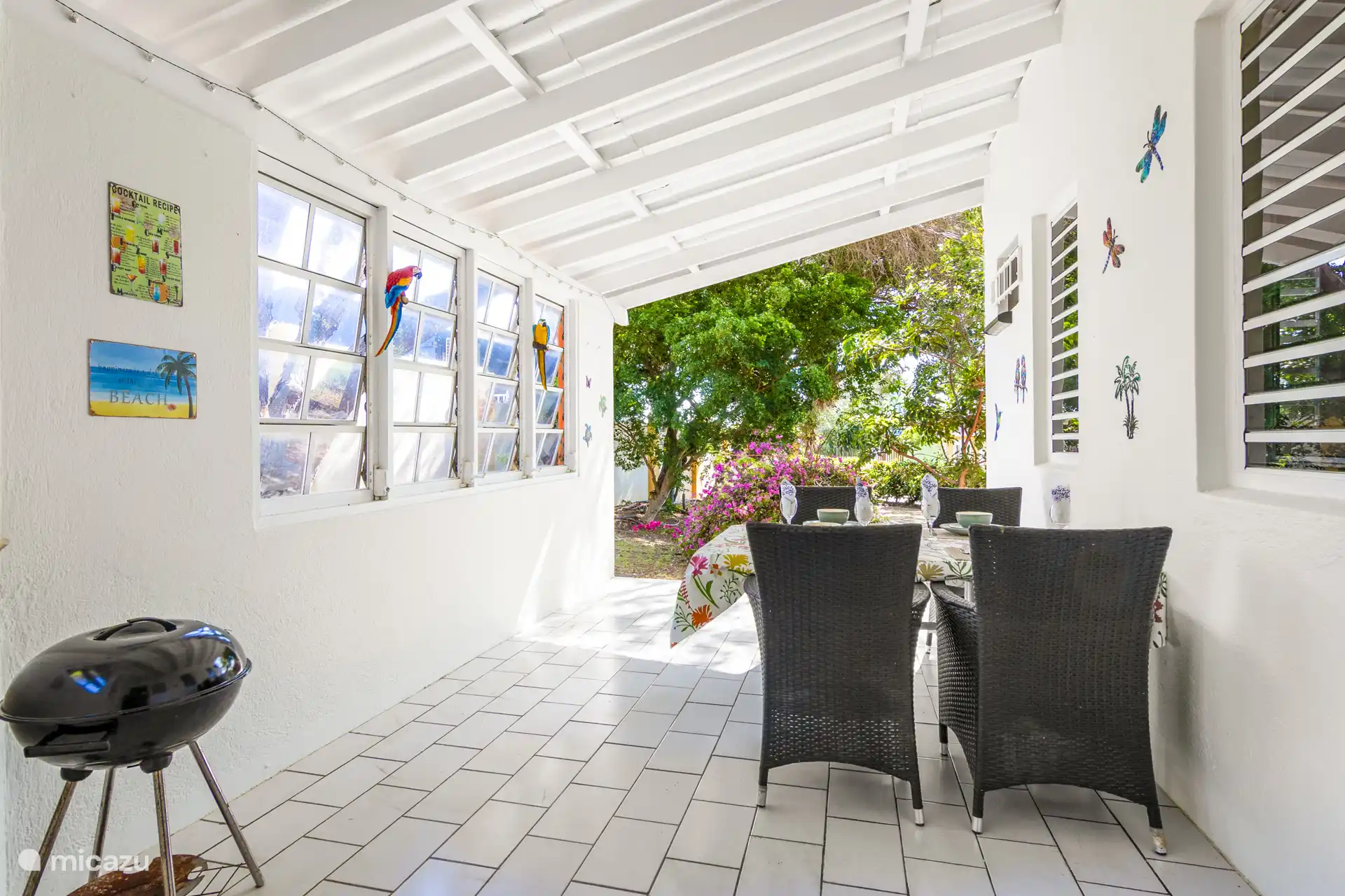 Bonita vista del jardín desde el porche