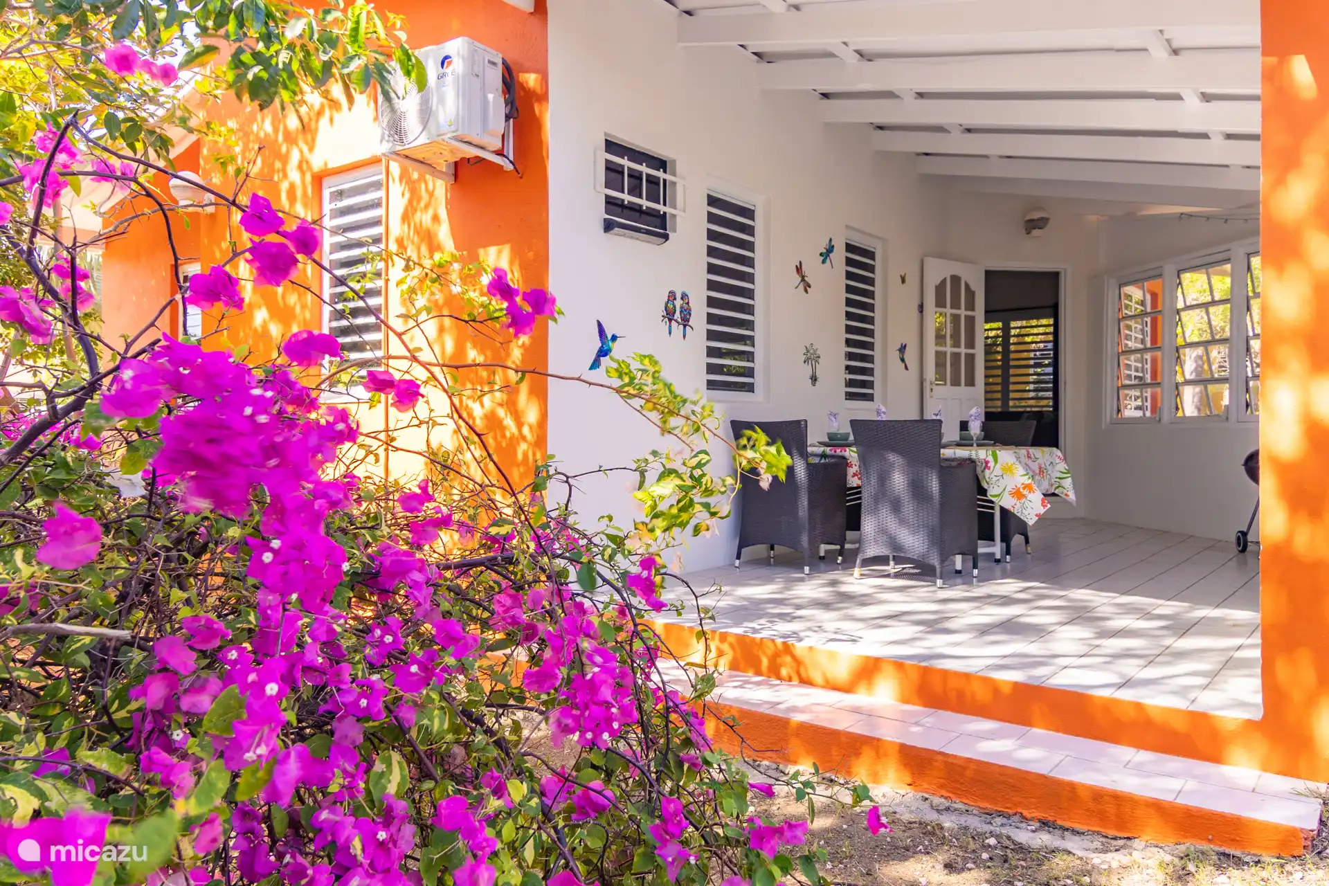 Gran porche desde el jardín, ¡disfrútalo!