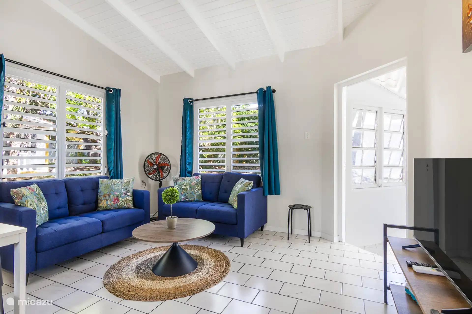 2 preciosos sofás para relajarse y ver la televisión