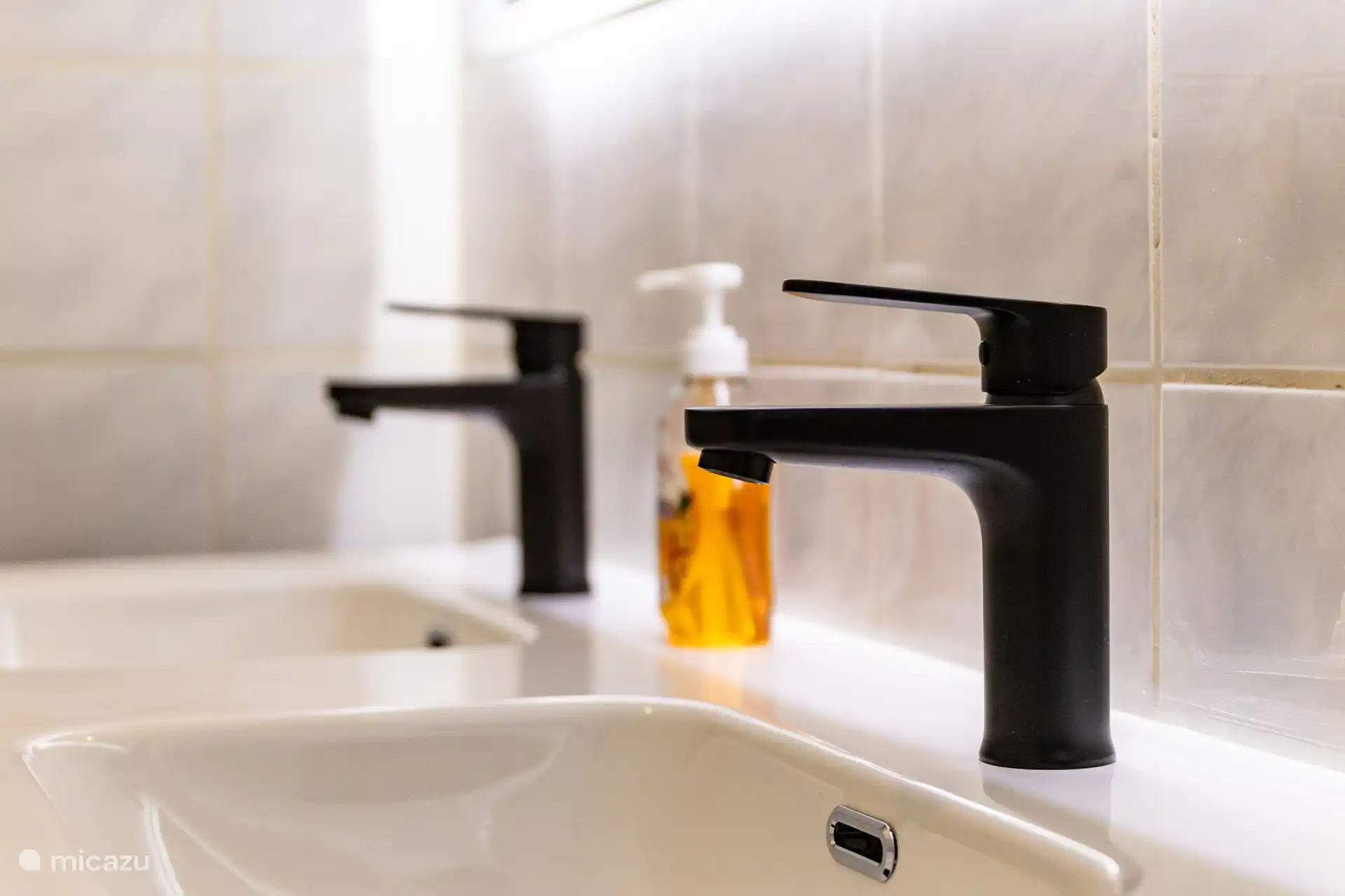 Bonito lavabo doble en el baño