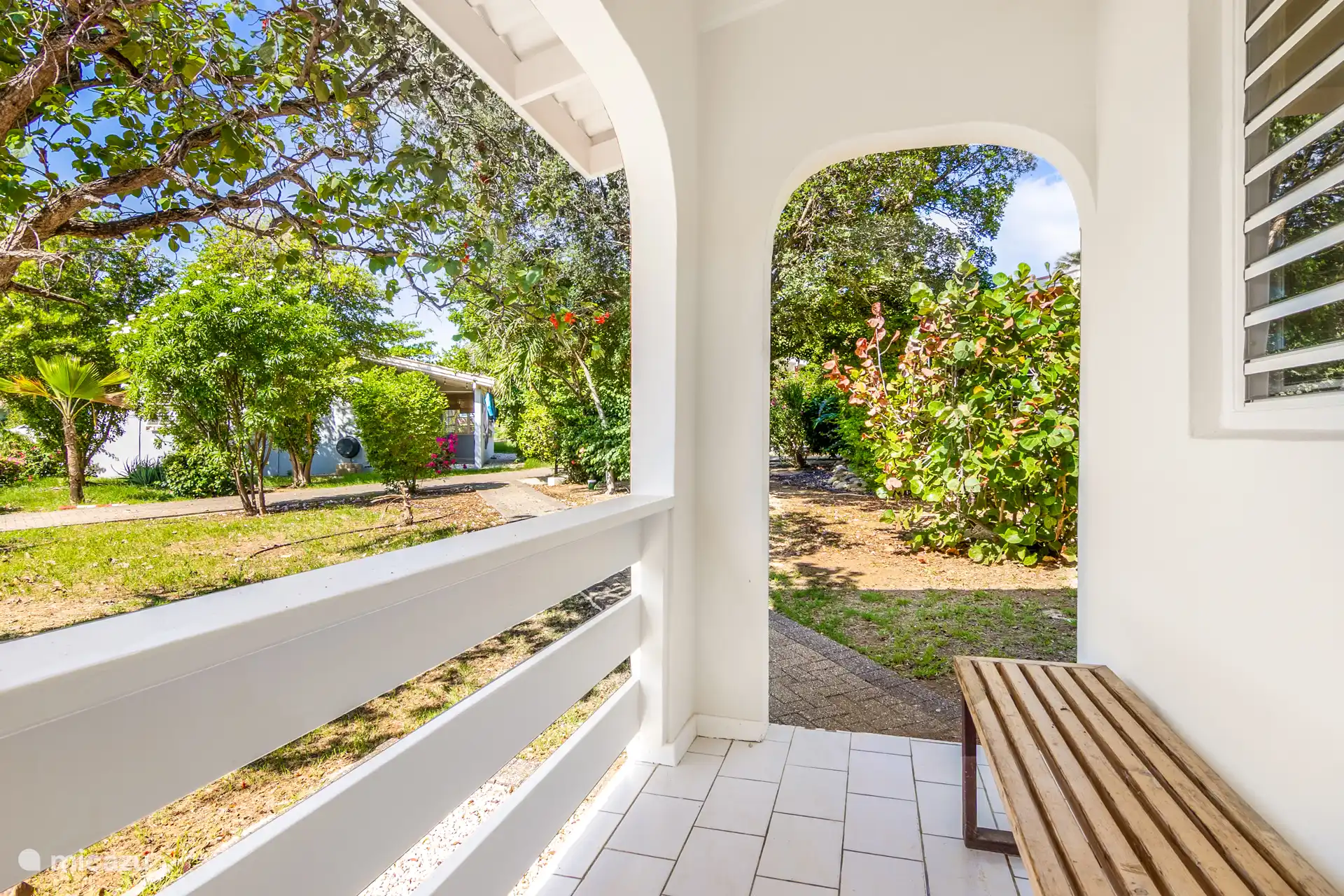 Pequeño porche en la puerta principal