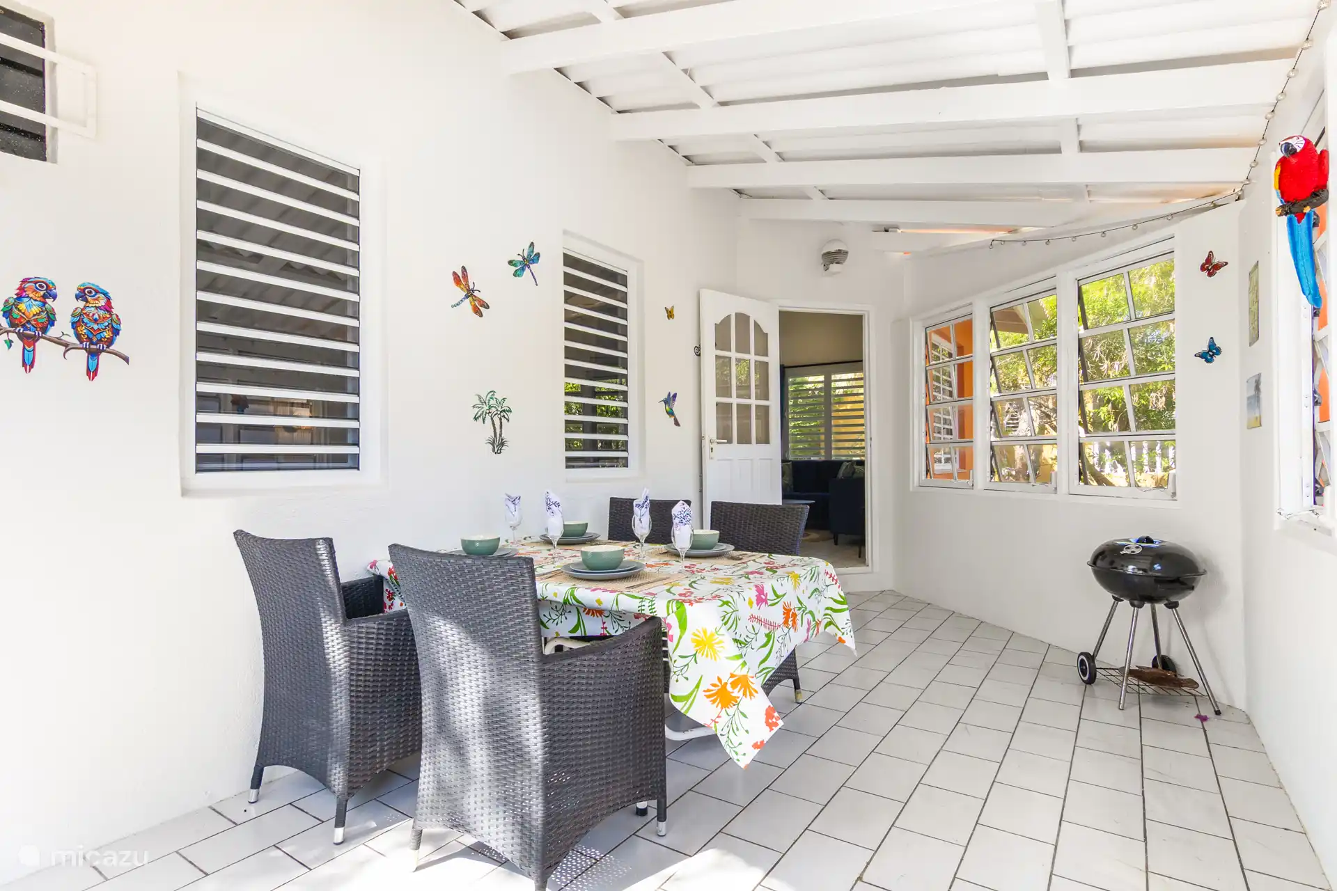 Deliciosa cena al aire libre en el porche