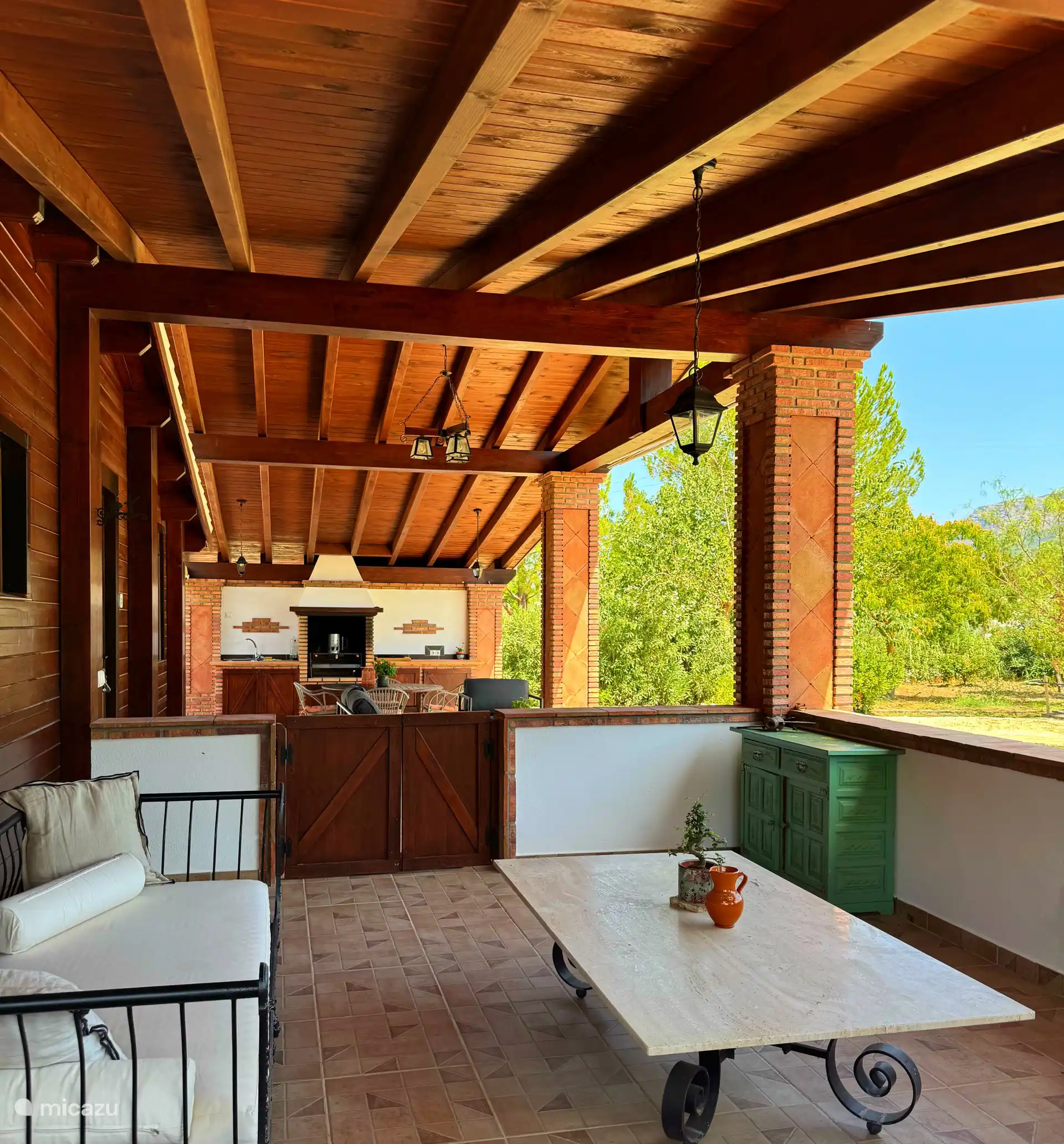 Buiten zitgedeelte met barbecue mogelijkheid. 