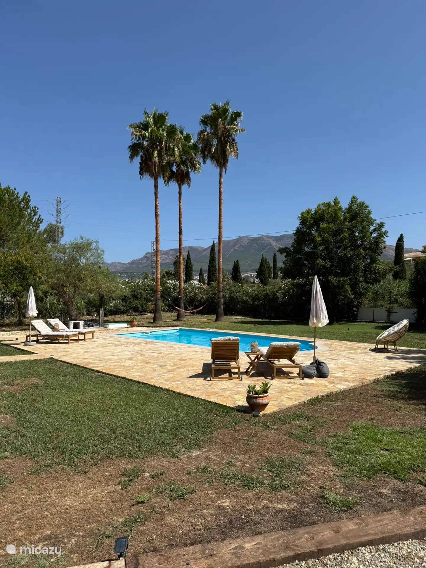 Privé zwembad + uitzicht op bergen, tuin en rest omgeving