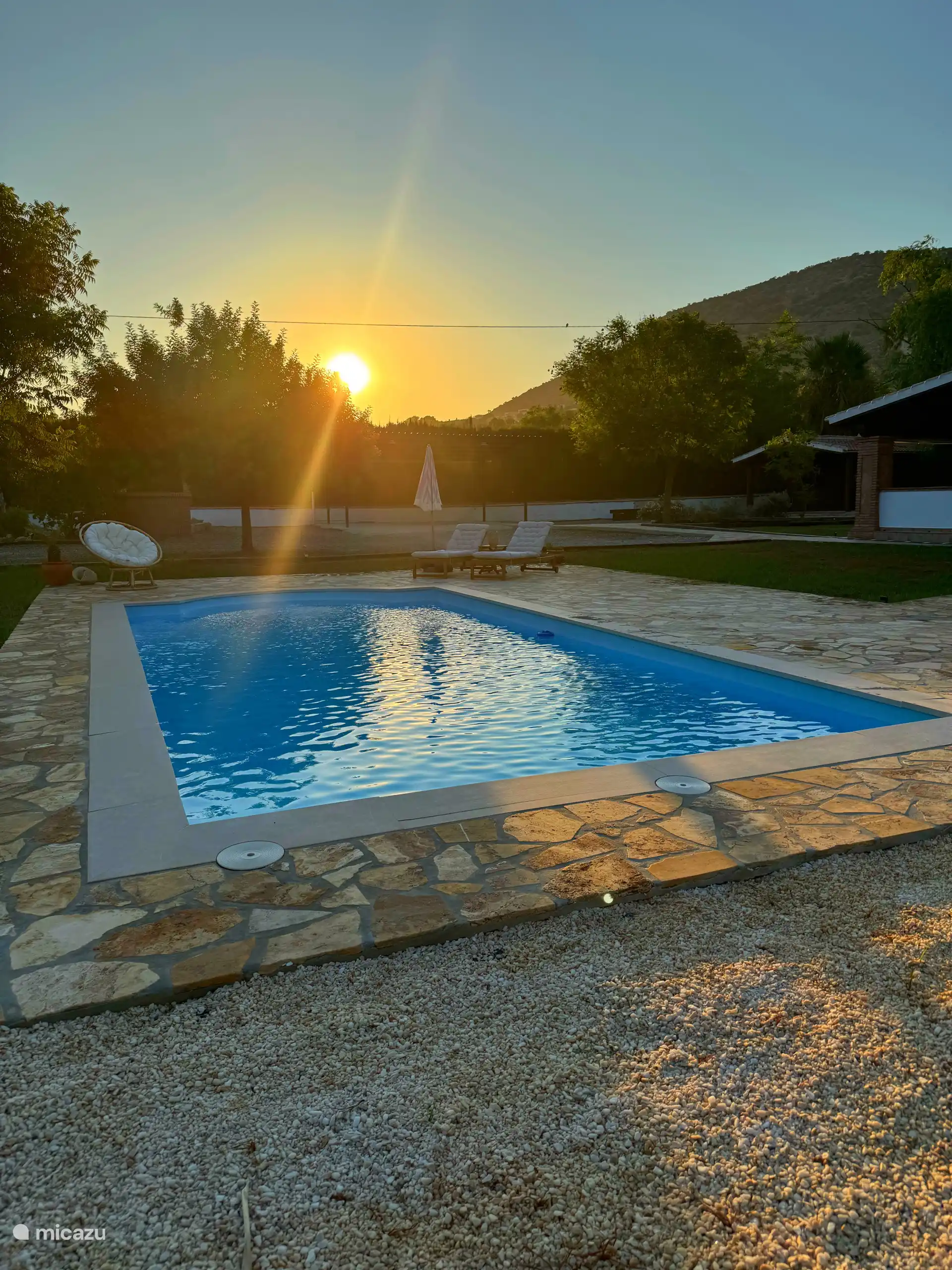 Privé zwembad (zonsondergang)