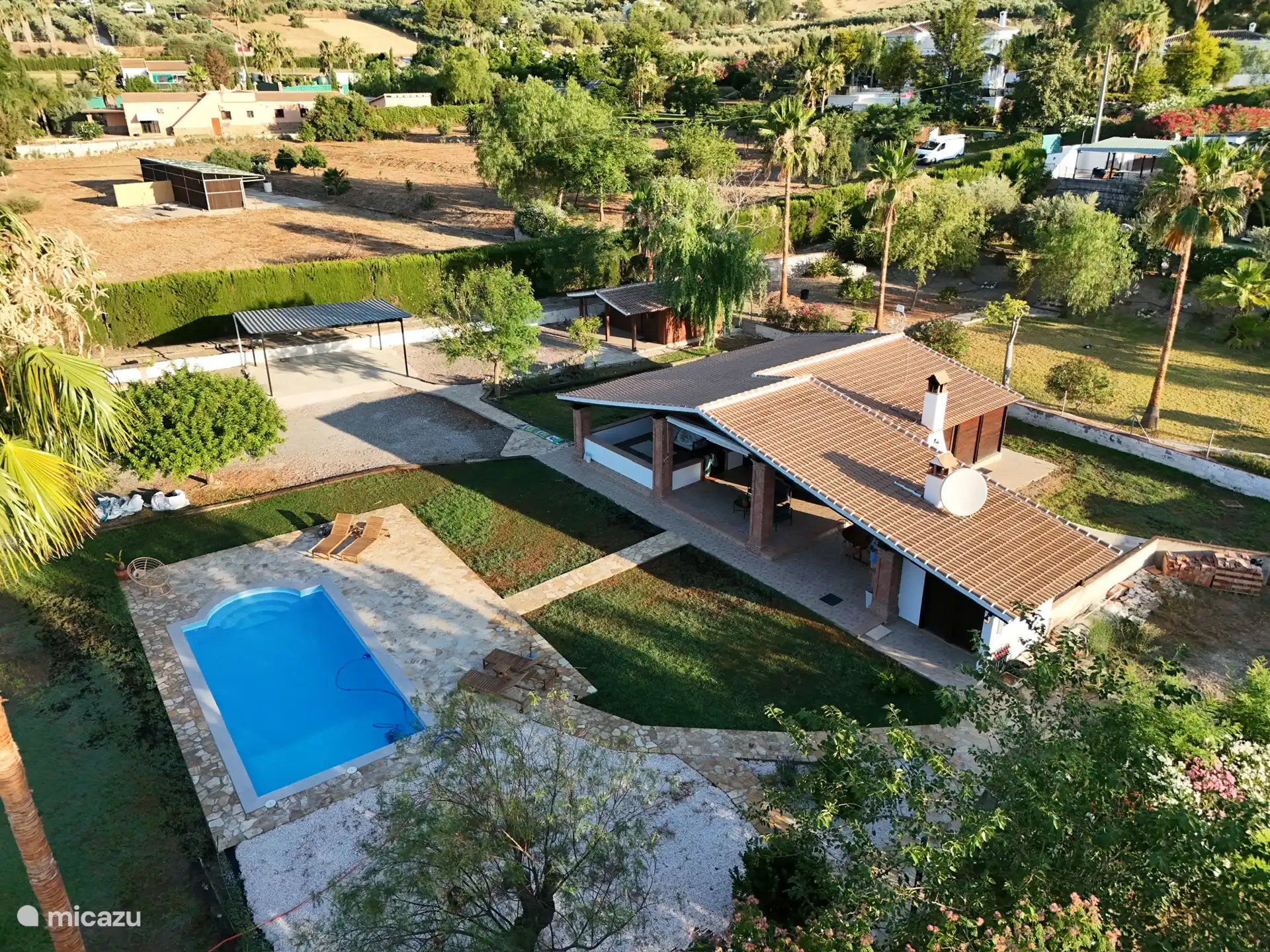 Overview huis + privézwembad + parkeren