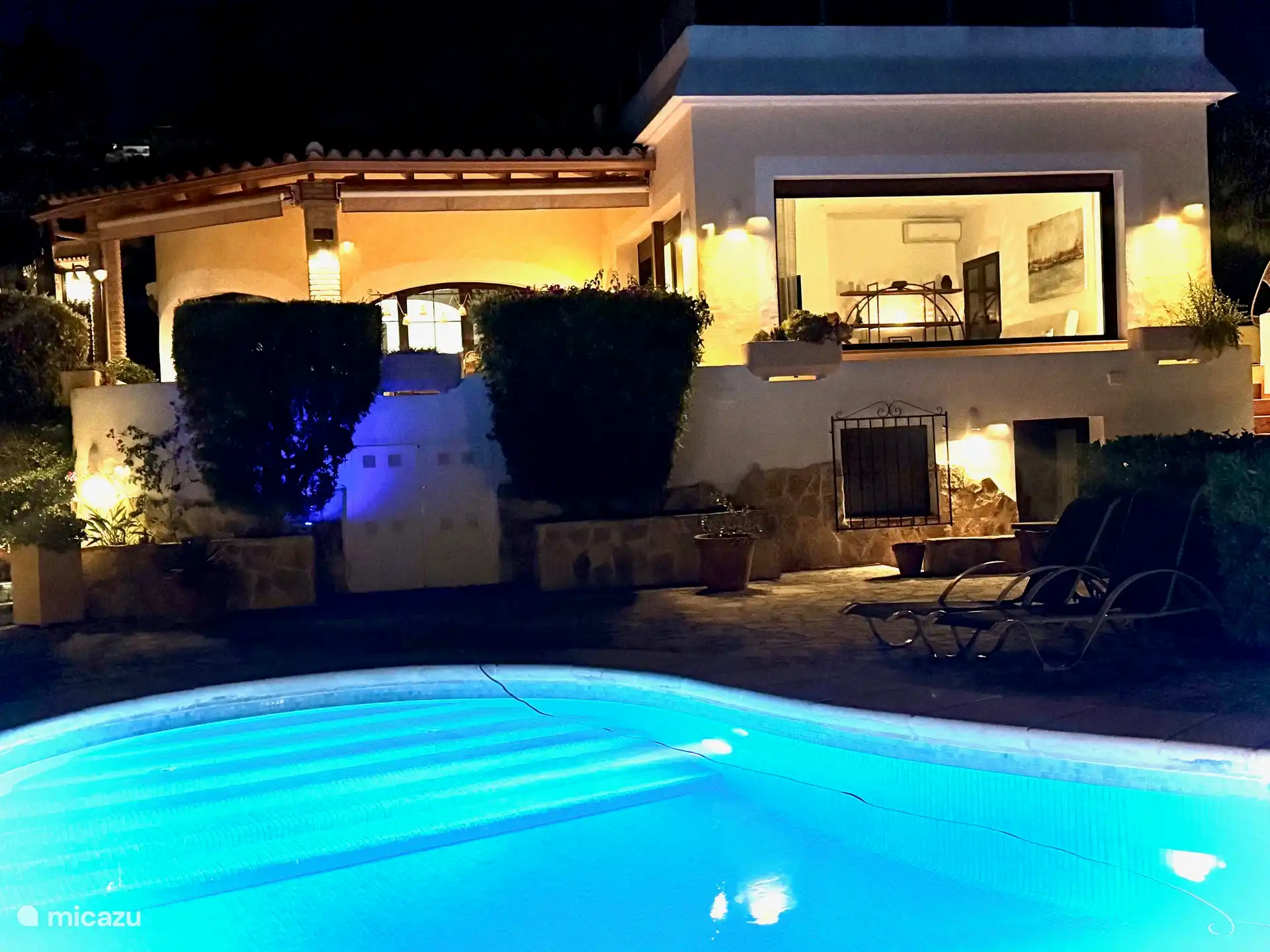 Villa Astoria con luces de piscina encendidas por la noche