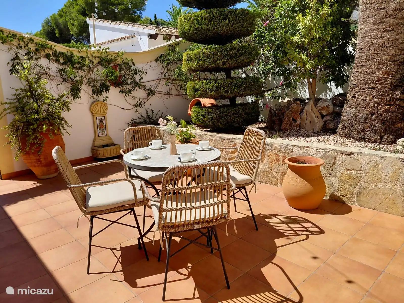 Asientos en el patio de Villa Astoria