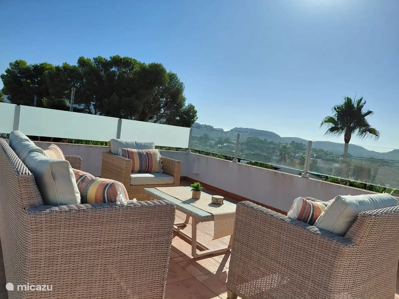 Terraza en la azotea con vistas a la ciudad de Moraira y al mar