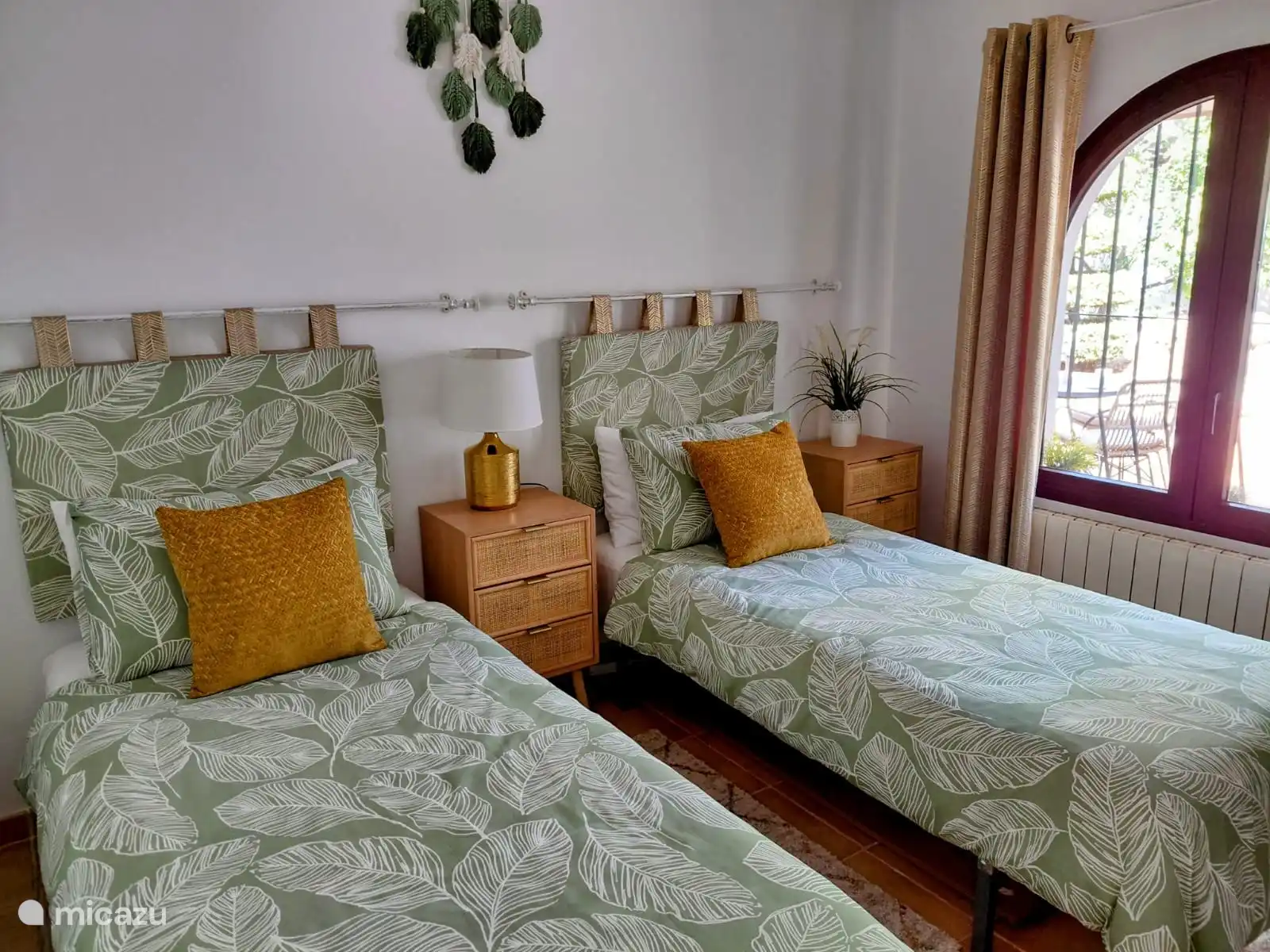 Dormitorio de invitados con camas individuales