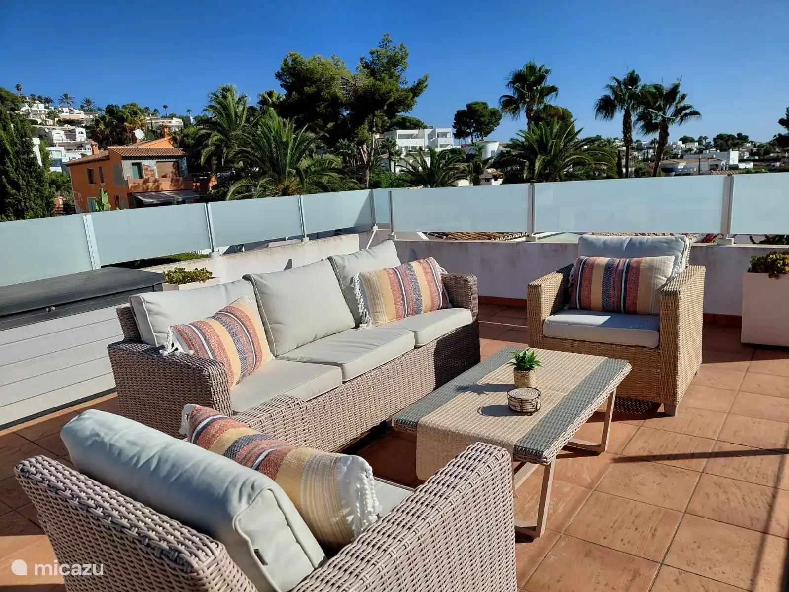 Terraza en la azotea con vistas a la ciudad de Moraira y al mar