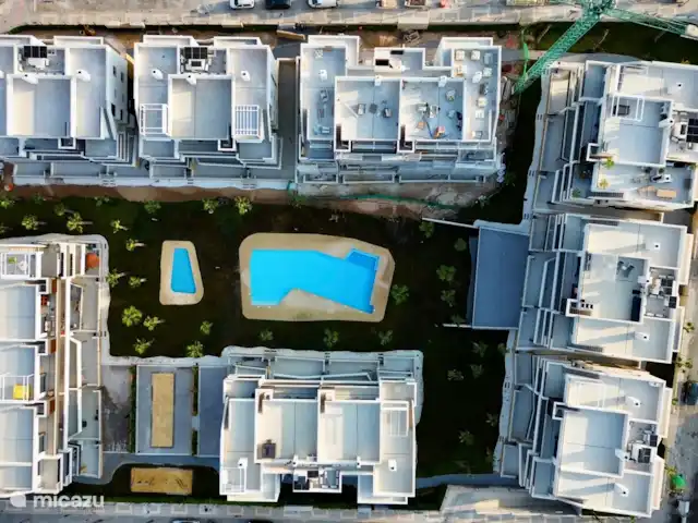 Casa Rosa en España, Costa Blanca, Orihuela Costa - apartamento Vista aérea del complejo con dos piscinas, verdes jardines y amplias terrazas. Un resort moderno para la relajación y la diversión.