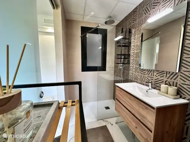 Casa Rosa en España, Costa Blanca, Orihuela Costa - apartamento Moderno baño privado ubicado junto al dormitorio principal para mayor comodidad.