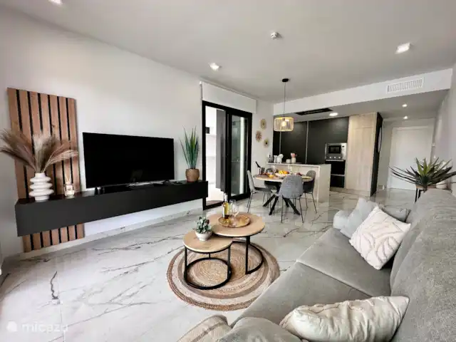 Casa Rosa en España, Costa Blanca, Orihuela Costa - apartamento Elegante sala de estar con moderna cocina abierta, cómoda sala de estar y mucha luz. Perfecto para relajarse y disfrutar juntos.