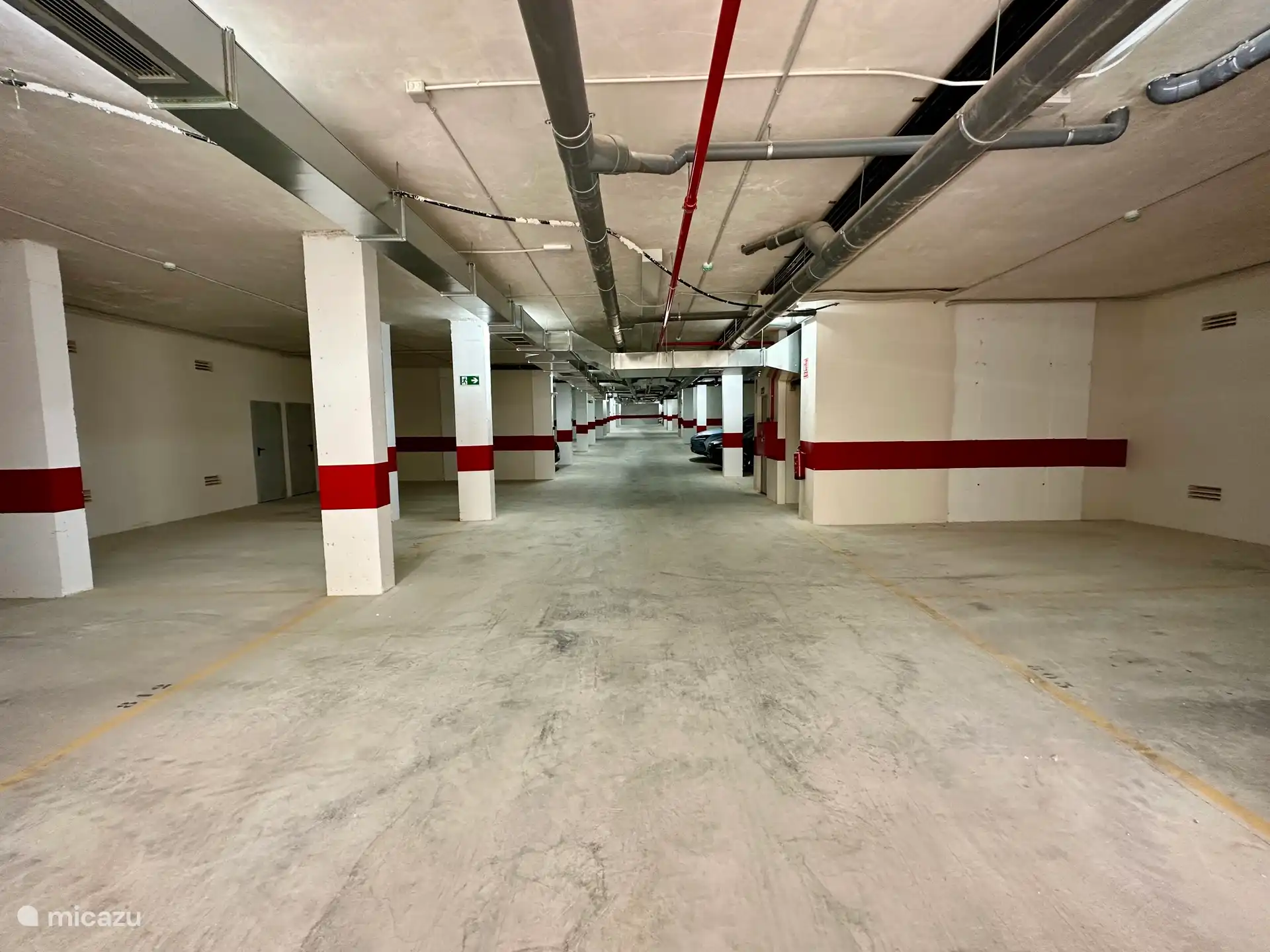 Optioneel: Veilige privéparkeerplaats in de ondergrondse garage, altijd een plek voor uw auto en direct toegang tot het appartement.