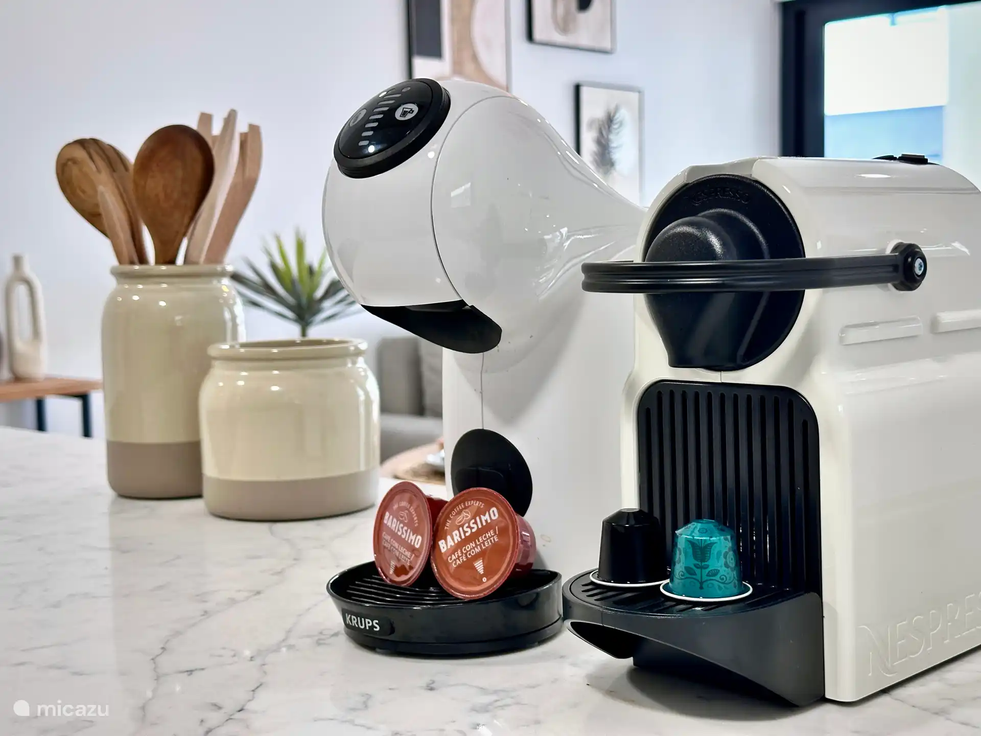 Begin de dag goed met een heerlijke koffie: het appartement is uitgerust met Nespresso- en een Dolce Gusto voor ultiem gemak.