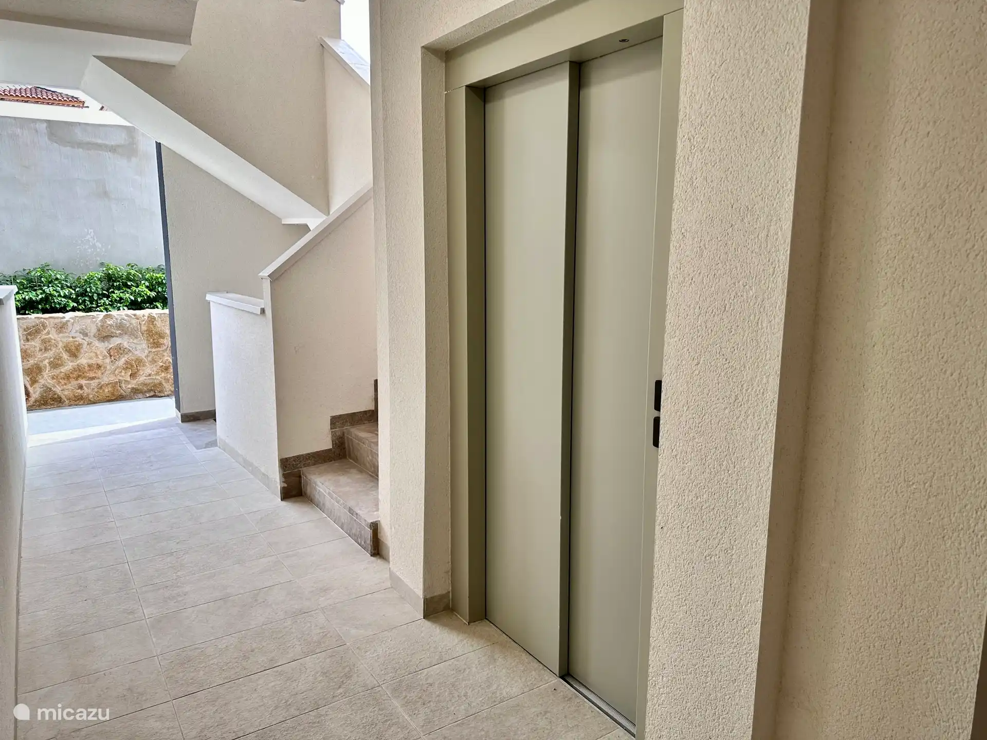 Appartement is vanuit garage gemakkelijk bereikbaar dankzij de lift en ruime entree.