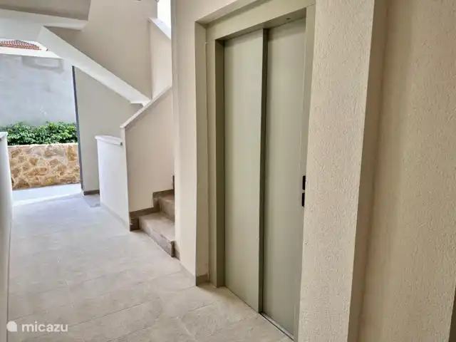 Casa Rosa en España, Costa Blanca, Orihuela Costa - apartamento El apartamento es fácilmente accesible desde el garaje gracias al ascensor y la amplia entrada.