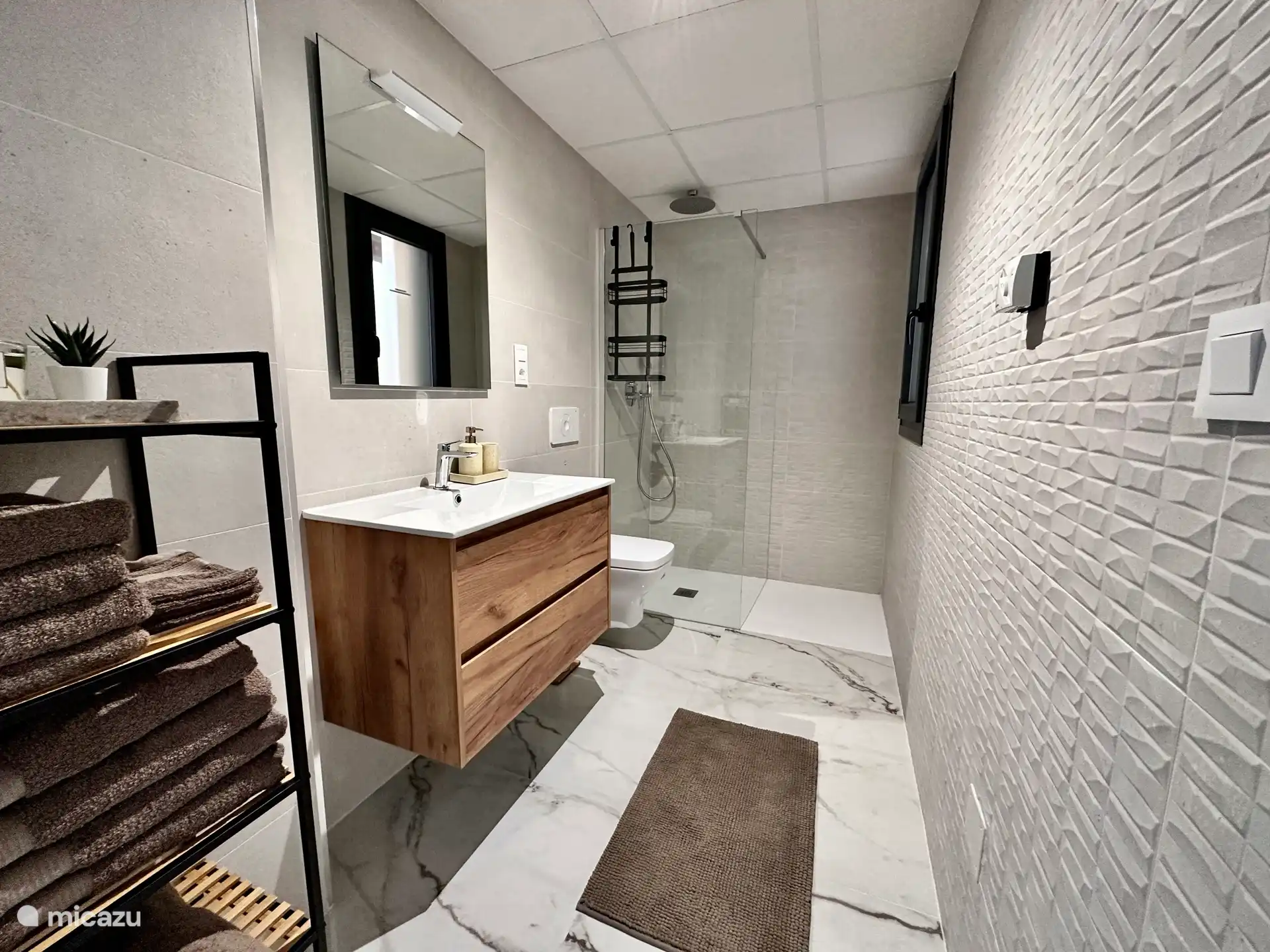 Moderne badkamer met inloopdouche, stijlvol wastafelmeubel en luxe afwerking. Alles voor een comfortabel en ontspannen verblijf.