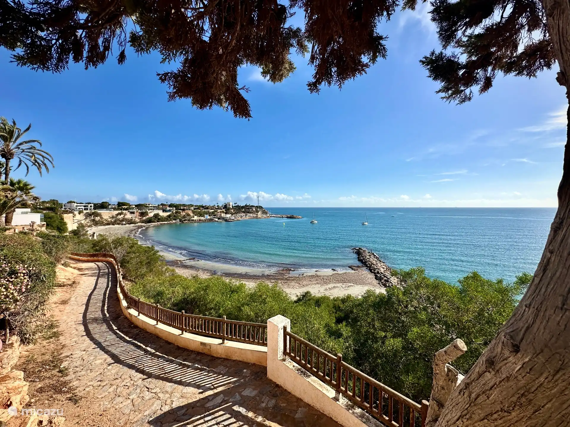 De baai van Cabo Roig