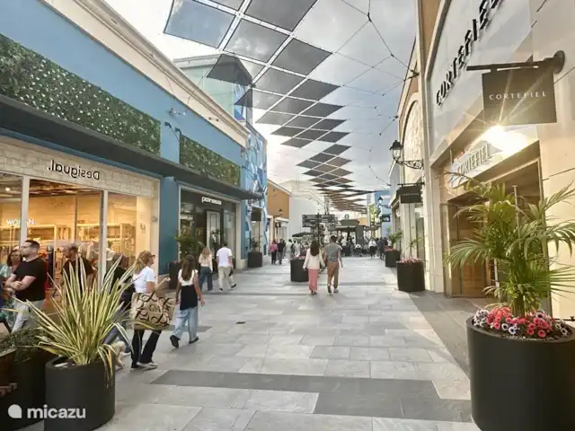 Casa Rosa en España, Costa Blanca, Orihuela Costa - apartamento La Zenia Boulevard a poca distancia: el centro comercial más grande de la Costa Blanca con tiendas, restaurantes y entretenimiento.