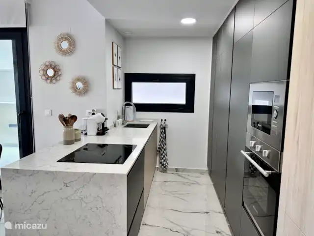 Casa Rosa en España, Costa Blanca, Orihuela Costa - apartamento Elegante cocina de diseño con isla de cocción, horno, inducción y todos los electrodomésticos modernos. Totalmente equipado para una estancia sin preocupaciones.