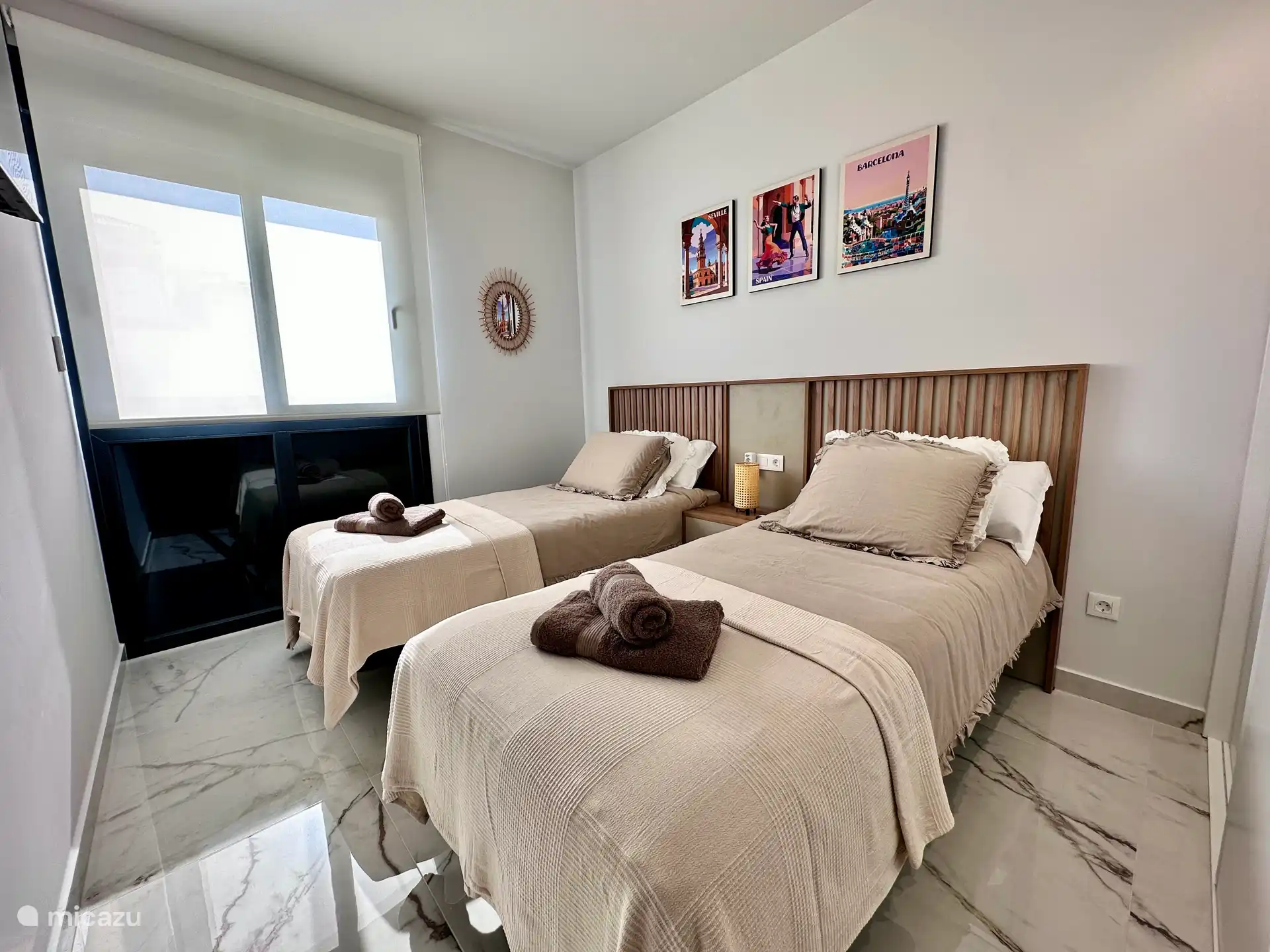 Stijlvolle slaapkamer met twee comfortabele bedden, veel licht en een rustige sfeer. Perfect voor kinderen, vrienden of familie.