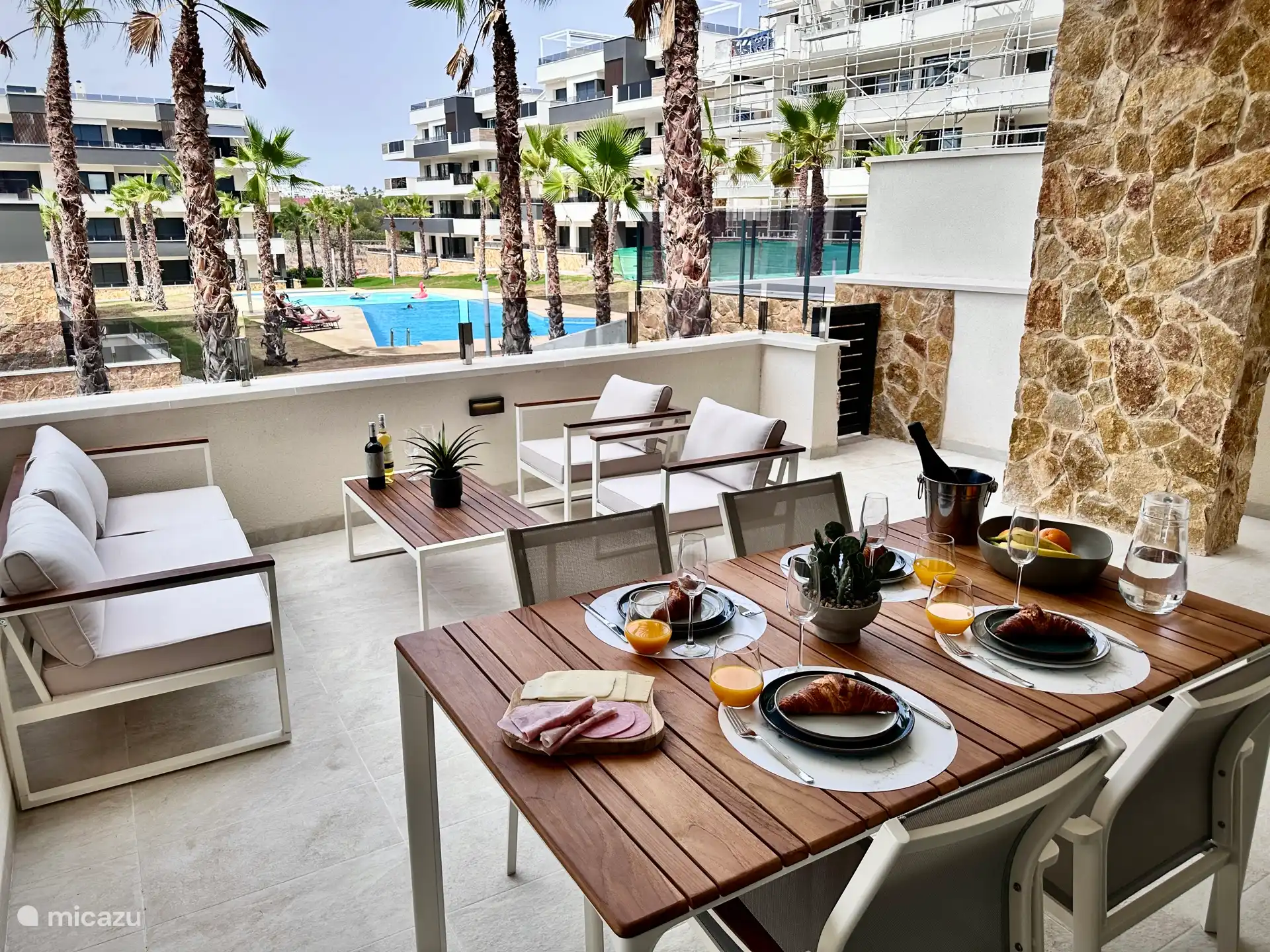 Ruim opgezet terras met een fraaie doorkijk en panoramisch uitzicht op het zwembad.