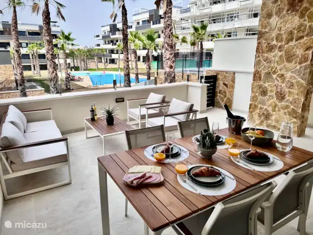 Casa Rosa en España, Costa Blanca, Orihuela Costa - apartamento Amplia terraza con una hermosa vista y vista panorámica de la piscina.
