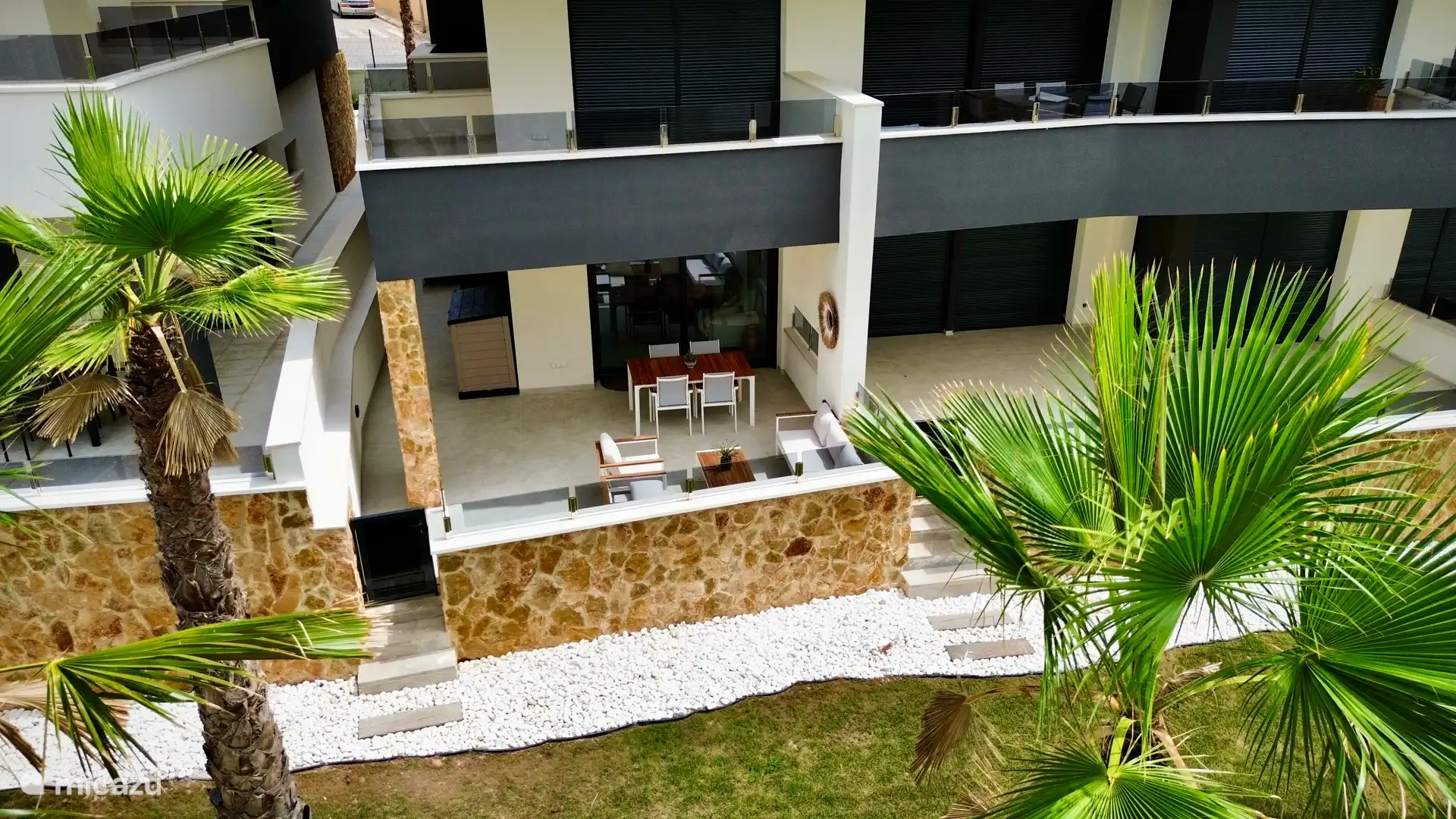 Ruim terras met comfortabele lounge en eettafel, ideaal om te genieten van de Spaanse zon en avonden met familie of vrienden.