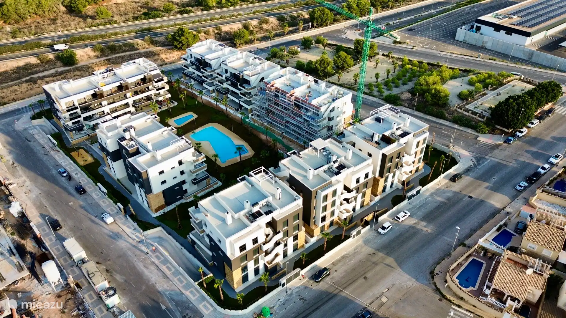 Modern resort met zwembaden, groene tuinen en luxe appartementen. Alles binnen handbereik voor een ontspannen vakantie aan de Costa Blanca.