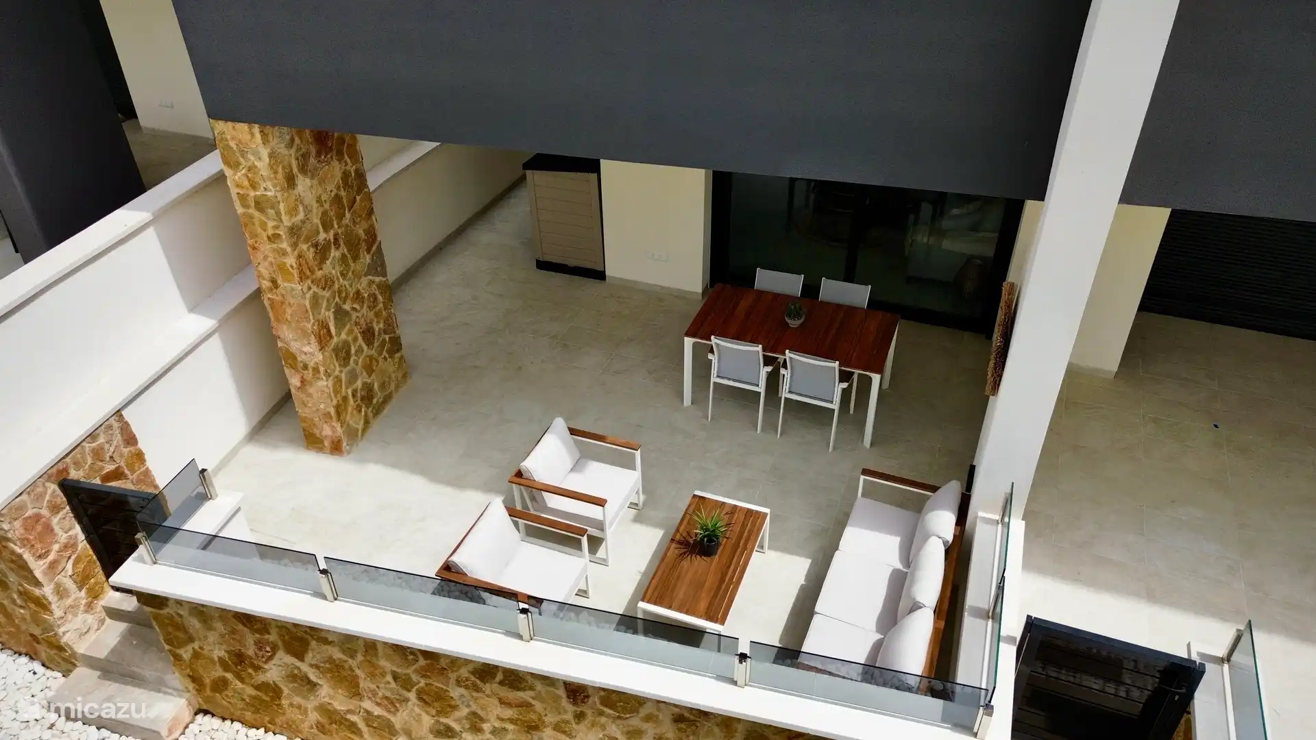 Ruim terras met comfortabele lounge en eettafel, ideaal om te genieten van de Spaanse zon en avonden met familie of vrienden.