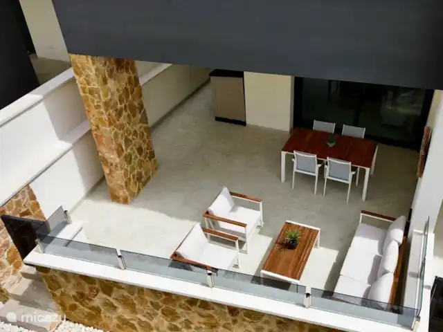 Casa Rosa en España, Costa Blanca, Orihuela Costa - apartamento Amplia terraza con cómodo salón y mesa de comedor, ideal para disfrutar del sol español y de las tardes en familia o con amigos.