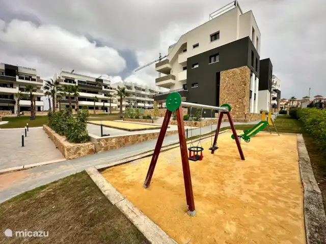 Casa Rosa en España, Costa Blanca, Orihuela Costa - apartamento Parque infantil en el jardín comunitario, ideal para que los niños jueguen con seguridad.