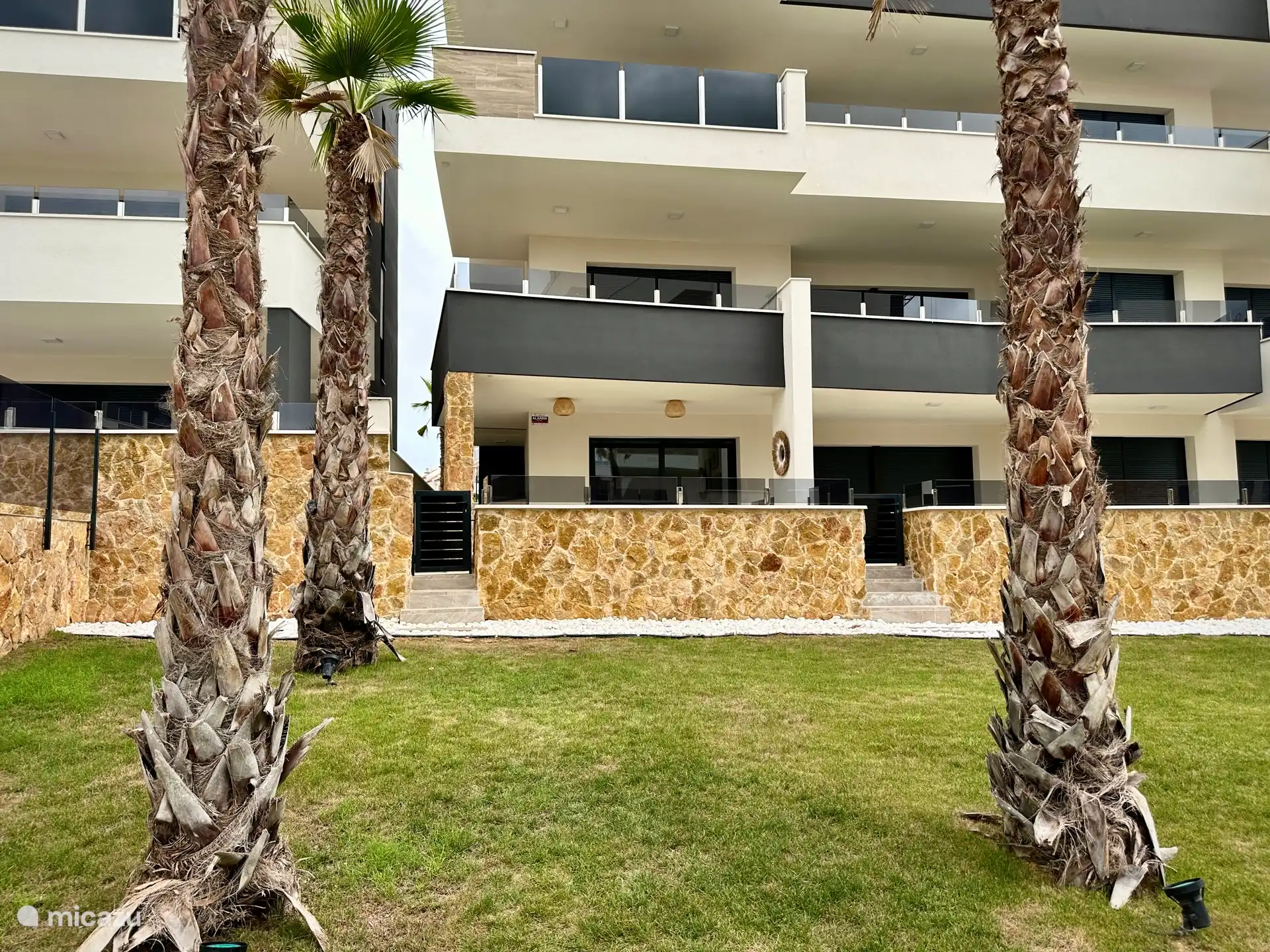 Terras gezien vanaf zwembad