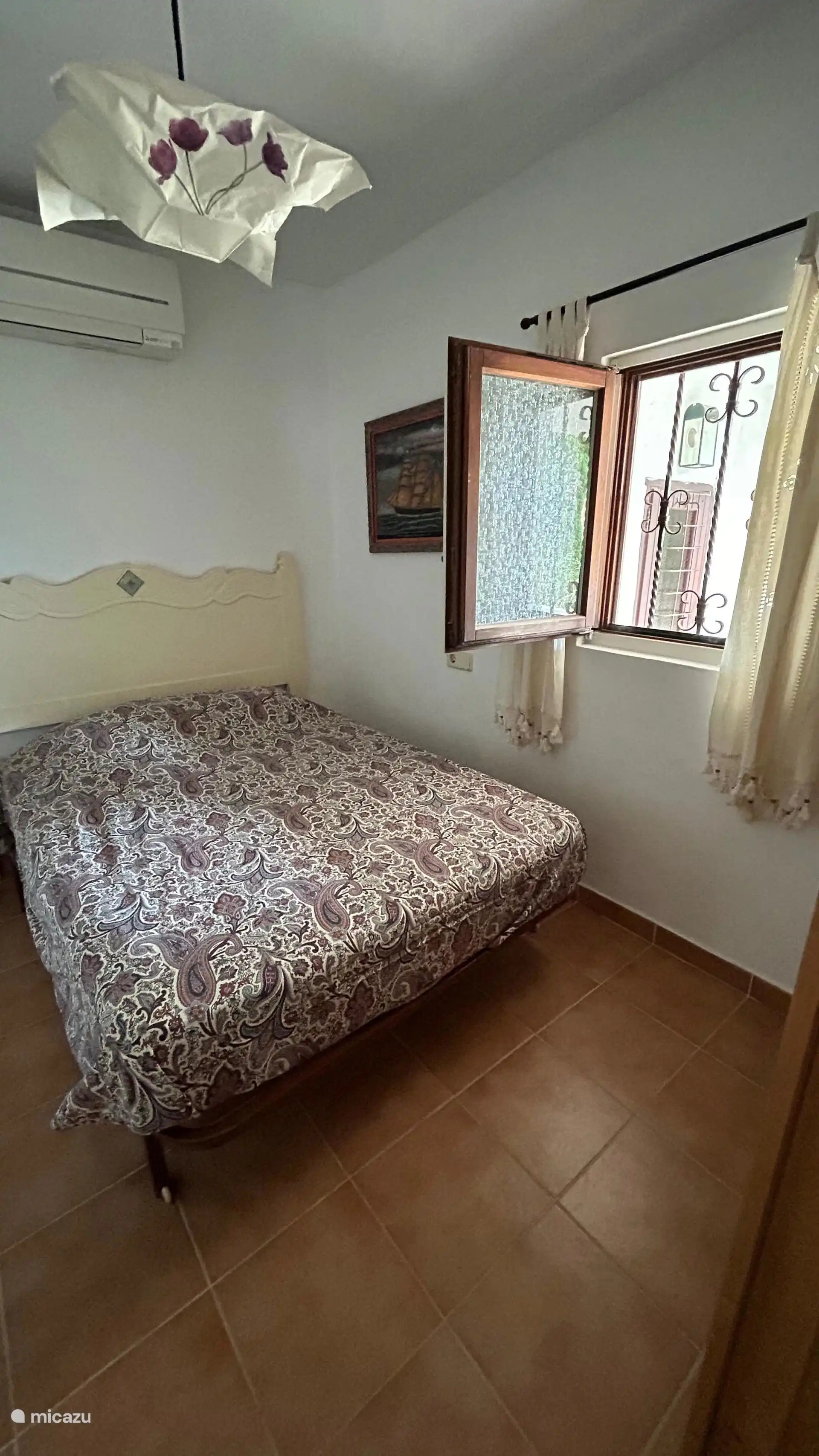 Schlafzimmer im Erdgeschoss mit 2 Betten